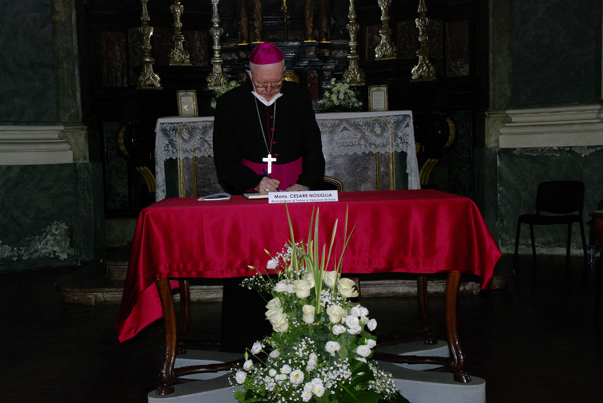 L'Arcivescovo lascia uno scritto sul libro delle firme