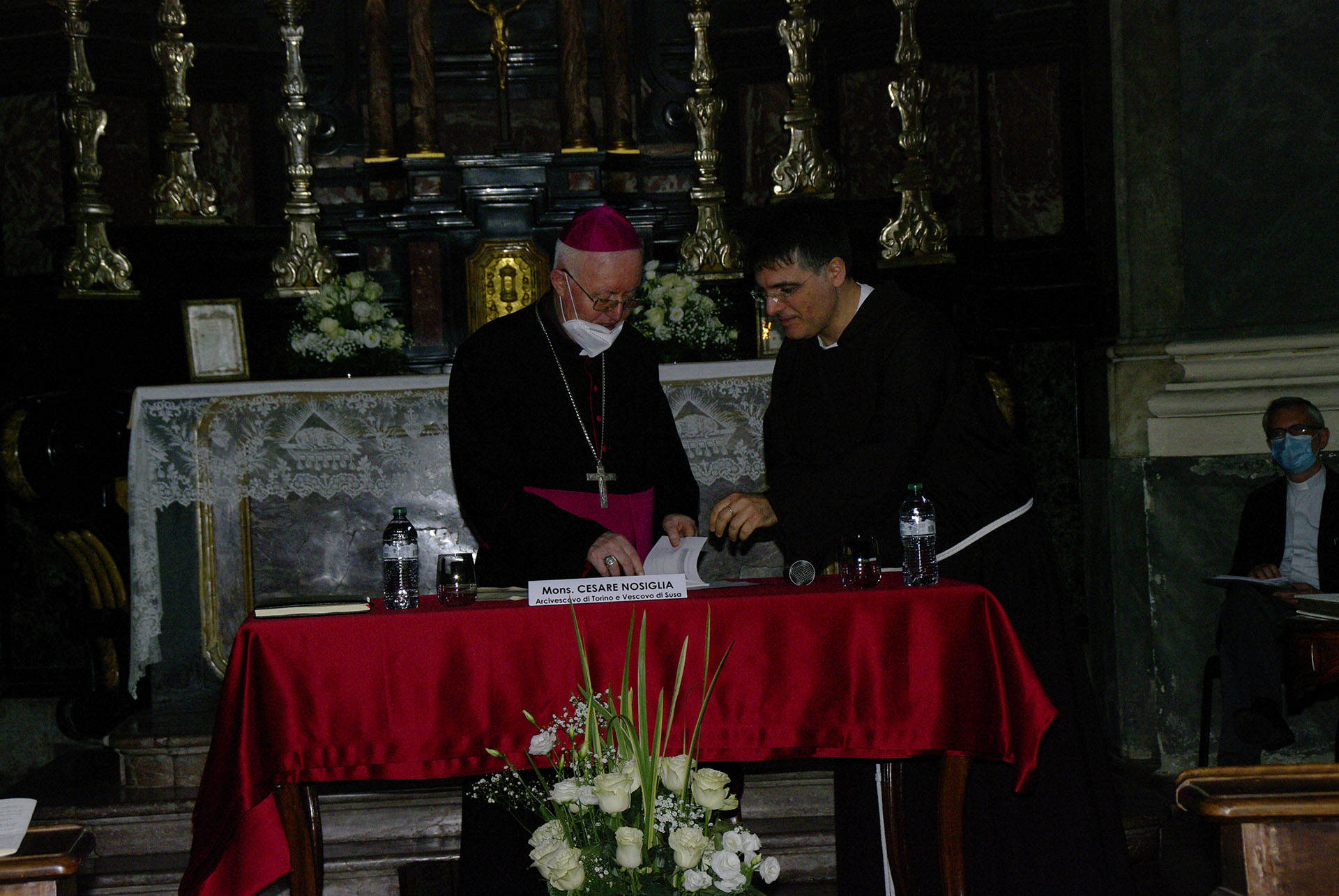 Il Postulatore consegna all'Arcivescovo il libro scritto sul Servo di Dio, Don Carlo De Ambrogio
