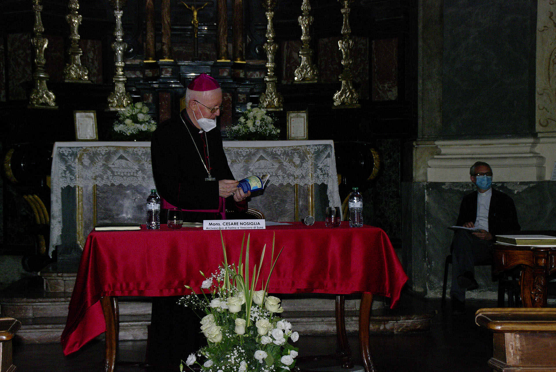 Mons.Cesare Noglia con in mano il libretto sulla storia del Servo di Dio
